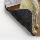 Hund auf Essen auf dem Tisch. Mousepad (Ecke)