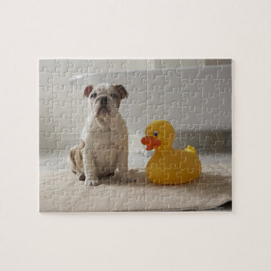 Hund auf Matte mit Kunststoffente Puzzle