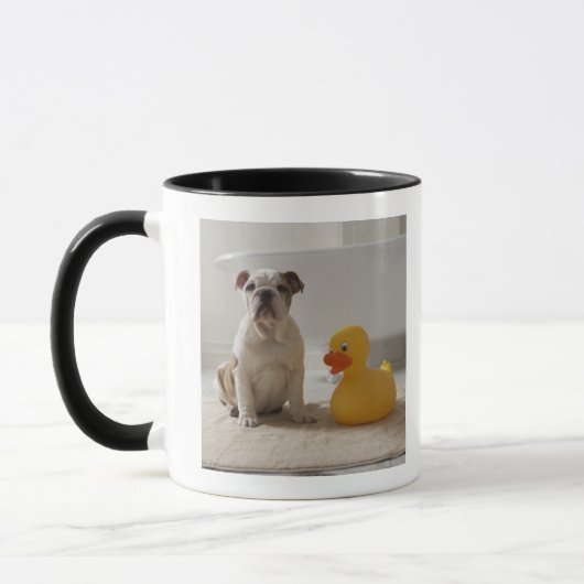 Hund auf Matte mit Plastikente Tasse (Links)