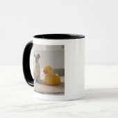 Hund auf Matte mit Plastikente Tasse (Vorderseite Links)