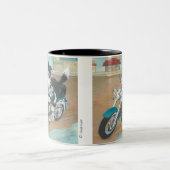Hund auf Motorrad Zweifarbige Tasse (Mittel)