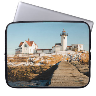 Hund Bar Lighthouse entlang der Küste des Ozeans Laptopschutzhülle