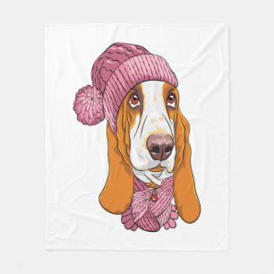 Hund Basset Hound Rasse in Strickhut Fleecedecke