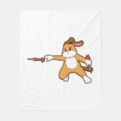 Hund bei Darts mit Dart.PNG Fleecedecke (Vorderseite)