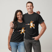 Hund bei Darts mit Dart.PNG T-Shirt (Unisex)