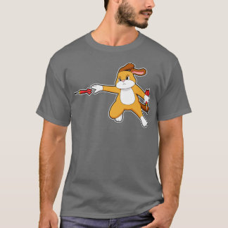 Hund bei Darts mit Dart T-Shirt