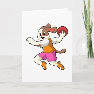 Hund bei Handballspieler mit Handball Karte