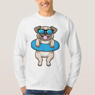 Hund beim Baden mit Schwimmring T-Shirt