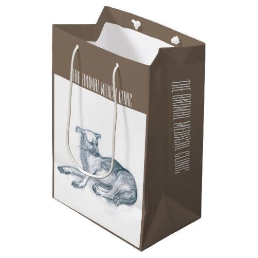 Hund. Bleistift zeichnend. Mittlere Geschenktüte (Vorderseite Schrägansicht)