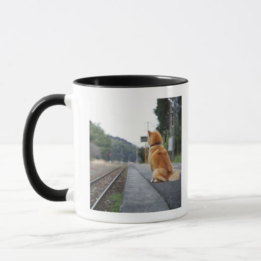 Hund, der auf Bahnstation sitzt Tasse (Links)