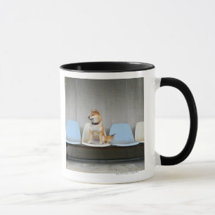 Hund, der auf Bank sitzt Tasse
