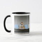 Hund, der auf Bank sitzt Tasse (Links)