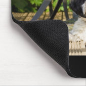 Hund, der auf Decking in der Sonne legt Mousepad (Ecke)