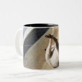 Hund, der auf dem Boden liegt Zweifarbige Tasse (Vorderseite Links)