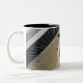 Hund, der auf dem Boden liegt Zweifarbige Tasse (Links)