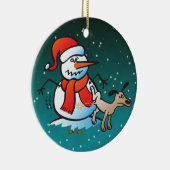 Hund, der auf einem Schneemann pinkelt! Keramik Ornament (Rechts)