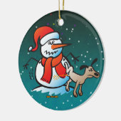 Hund, der auf einem Schneemann pinkelt! Keramik Ornament (Links)