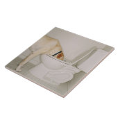 Hund, der aus Toilette heraus trinkt Fliese (Seite)