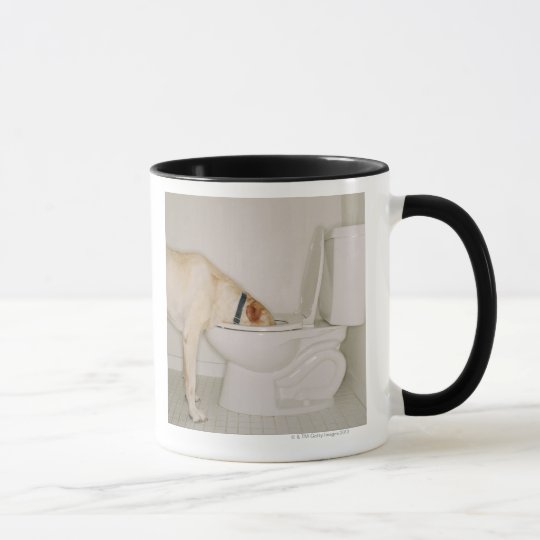 Hund, der aus Toilette heraus trinkt Tasse Zazzle.de