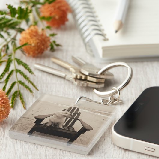 Hund, der den Strand genießt Schlüsselanhänger (Vorderseite rechts)