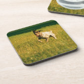 Hund, der durch Gras läuft Getränkeuntersetzer (Linke Seite)