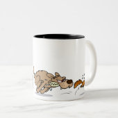 Hund, der ein Eichhörnchen jagt Zweifarbige Tasse (VorderseiteRechts)