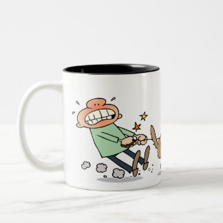 Hund, der ein Eichhörnchen jagt Zweifarbige Tasse