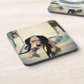 Hund, der heraus bei der Wäsche hilft Untersetzer (Linke Seite)