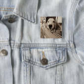 Hund, der heraus ein Auto-Fenster späht Button (Beispiel)