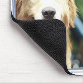 Hund, der im Auto sitzt Mousepad (Ecke)