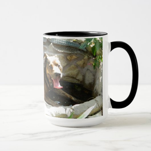 Hund, der in der Wasser-Tasse abkühlt Tasse (Rechts)