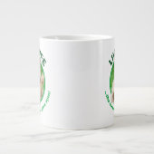 Hund, der in Hof läuft Jumbo-Tasse (Vorderseite)