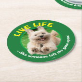 Hund, der in Hof läuft Runder Pappuntersetzer (Angewinkelt)