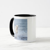 Hund, der in Wasser am Strand läuft Tasse (Vorderseite Links)