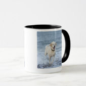 Hund, der in Wasser am Strand läuft Tasse (VorderseiteRechts)