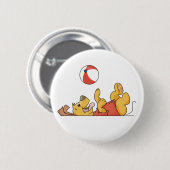 Hund, der mit Ball-T-Shirts und Geschenken spielt Button (Vorne & Hinten)