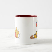 Hund, der mit Ball-T-Shirts und Geschenken spielt Zweifarbige Tasse (Mittel)