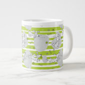 Hund, der Musterhintergrund spielt Jumbo-Tasse (Vorderseite Rechts)