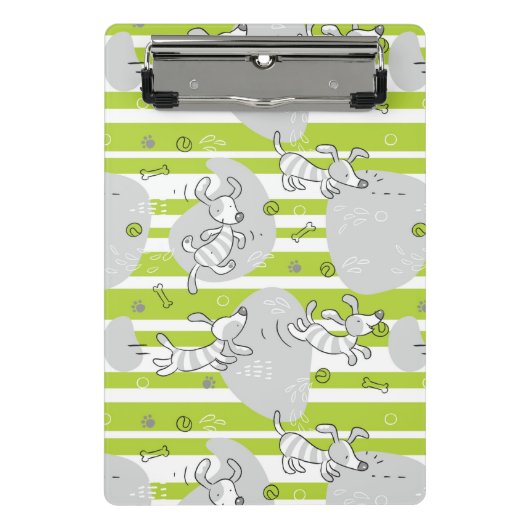 Hund, der Musterhintergrund spielt Mini Klemmbrett (Vorderseite)