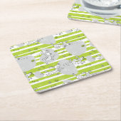 Hund, der Musterhintergrund spielt Rechteckiger Pappuntersetzer (angewinkelt)