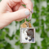 Hund, der seine Hände auf einen Laptop setzt Schlüsselanhänger (Hand)