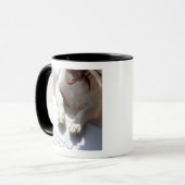 Hund, der seine Hände auf einen Laptop setzt Tasse (Vorderseite Links)