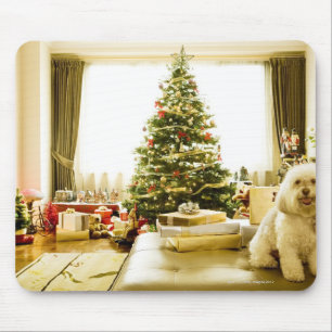 Hund, der vor Weihnachtsbaum aufwirft Mousepad