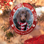 Hund Erste Weihnachtsschneeflocke Foto Red White Keramik Ornament<br><div class="desc">Erstellen Sie ein personalisiertes Foto-Sake-Ornament, um den ersten Weihnachtsanfang für Ihren neuen Welpen oder Hund zu begehen, mit diesem festlichen Rot-Weiß-Keramik-Ornament mit Hundeprinten und Schneeflocken mit Ihrem eigenen Text (das Beispiel zeigt die erste Weihnachtszeit des Namens). Das Design ist auf beiden Seiten dupliziert. OPTIONEN: Andere Ornamentstile sind auf der Bestellseite...</div>