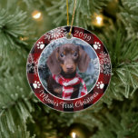 Hund Erste Weihnachtsschneeflocke Foto Rot Kariert Keramik Ornament<br><div class="desc">Erstellen Sie ein personalisiertes Foto-Sake-Ornament, um dem Welpen oder Hund die ersten Weihnachten zu gedenken, mit diesem festlichen Rot-Weiß-Keramik-Ornament mit Hundeprinten und Schneeflocken mit Ihrem eigenen Text (das Beispiel zeigt die erste Weihnachtszeit von Name) und rustikalen roten und schwarzen Büffel-Karo kariert. Das Design ist auf beiden Seiten dupliziert. OPTIONEN: Andere...</div>