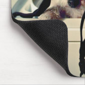 Hund hilft beim Waschen Mousepad (Ecke)