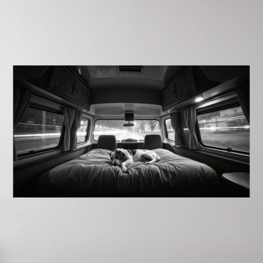 Hund im Bett eines Wohnmobils Poster (Vorne)