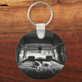 Hund im Bett eines Wohnmobils Schlüsselanhänger (Vorderseite)
