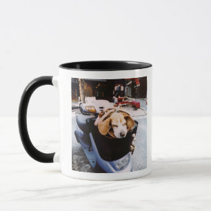 Hund im Korb von Motorscooter Tasse