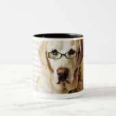 Hund im Morgenprogramm Zweifarbige Tasse (Mittel)